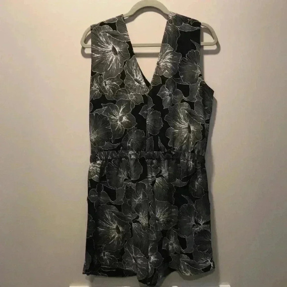 Loft Outlet Abstract Floral Black White Sleeveless Romper Size LP - Picture 2 of 7